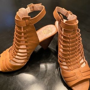 Vince Camuto tan leather heal